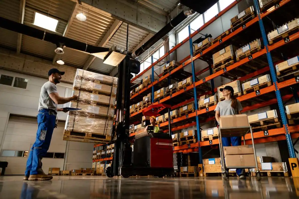 Modern warehouse aisle with racks and a clear workflow structure